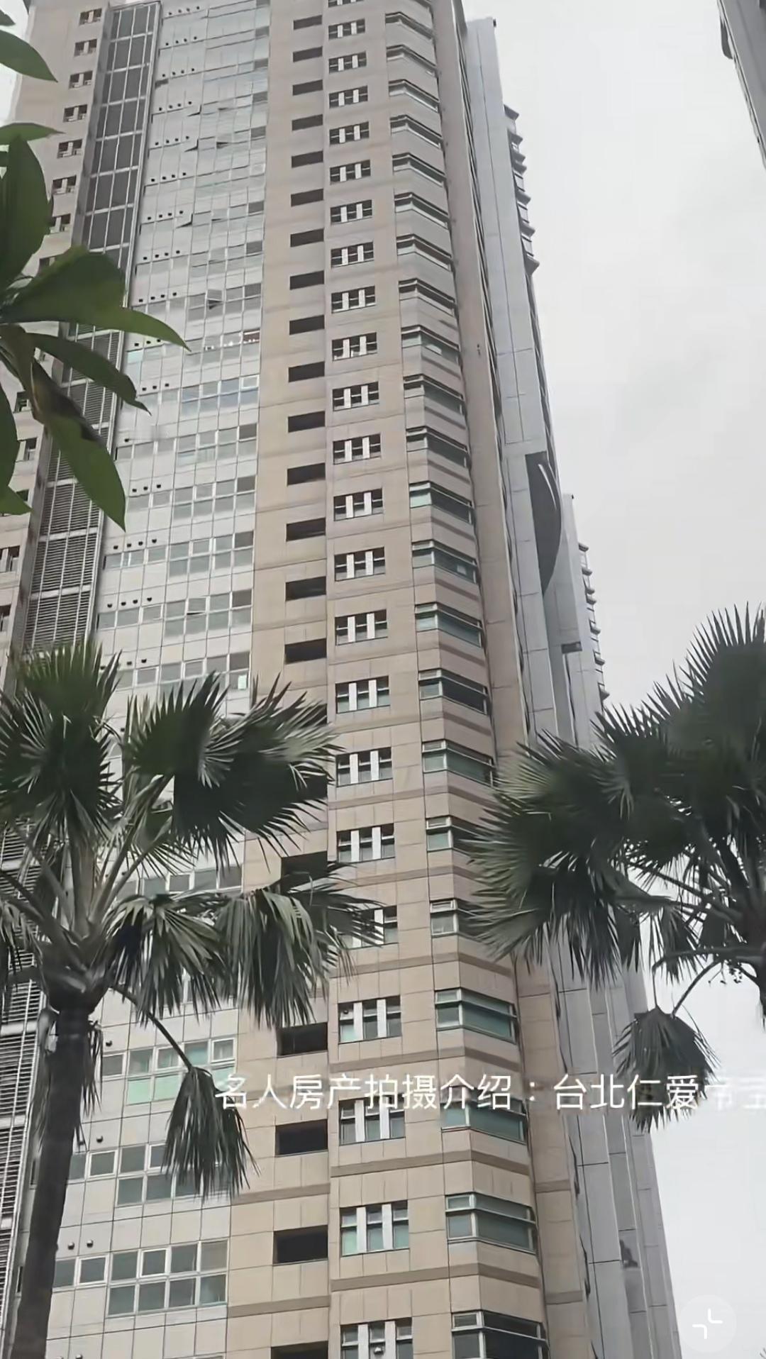 说实话，跟大s的第一段婚姻相比，小s还是嫁的蛮好的。

两套帝宝的豪宅，加起来市