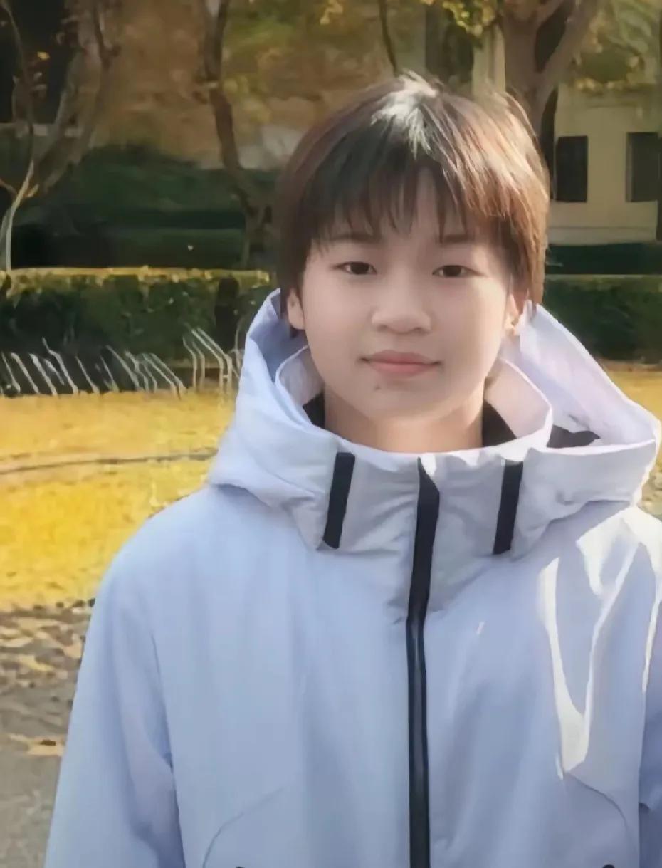 全红婵真是女大十分变，
当初那个黄毛炸头眼神局促不安的小婵宝
如今也出落得亭亭玉