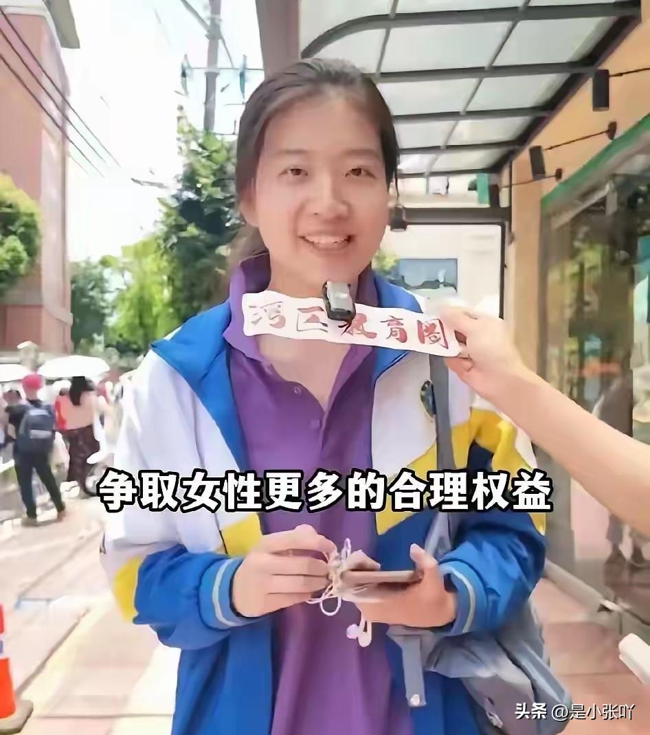 听说现在各学校门口，出现了很多装扮成学生的人。
年龄看起来一点也不像十几岁的样子