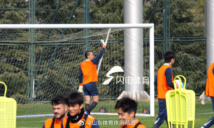 #王大雷脏辫造型亮相#山东泰山队在新赛季中超首轮赛前官训中，门将王大雷以“脏辫”