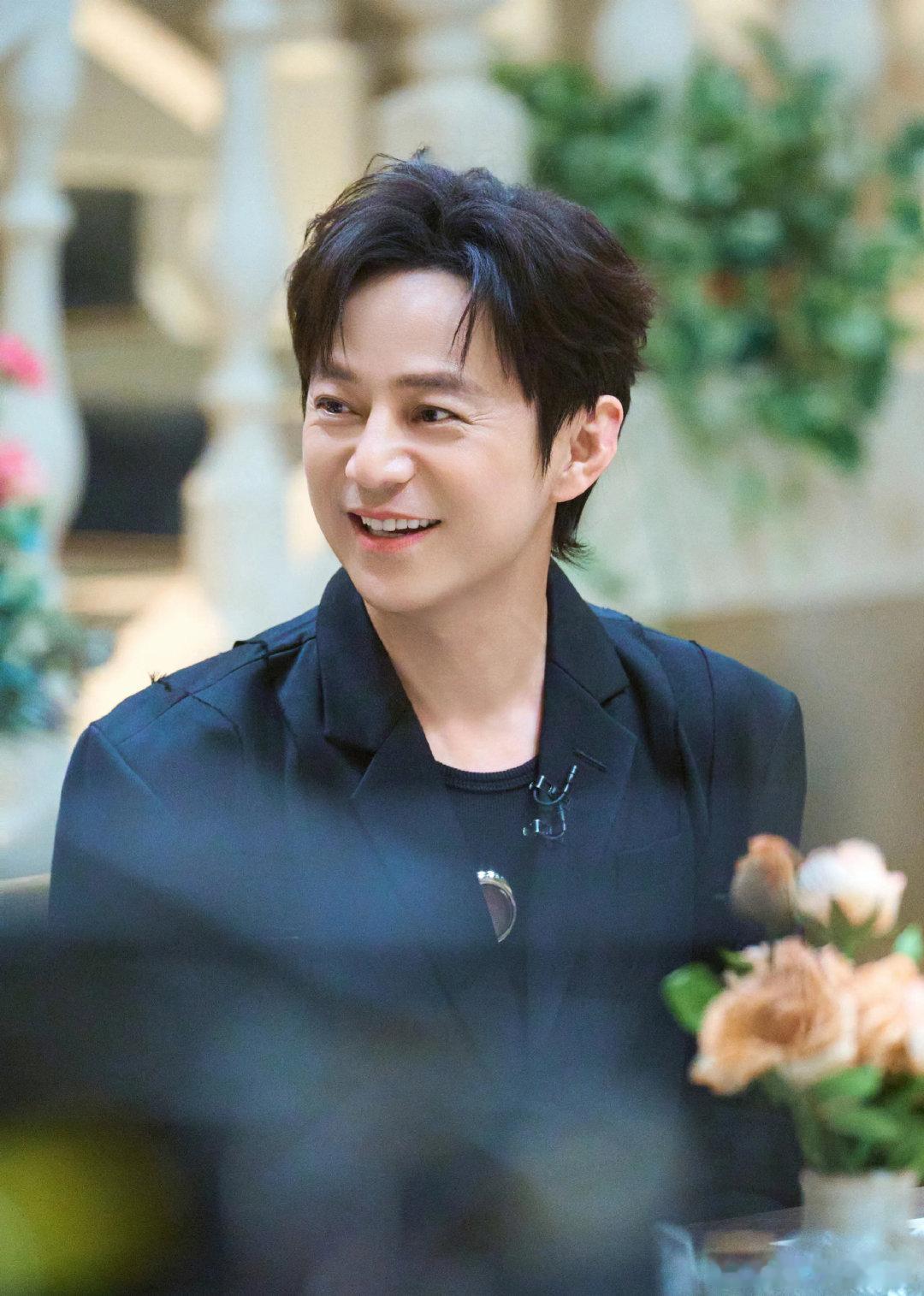 何炅是带给人快乐的人 有他在的场合，气氛永远舒服又安心 