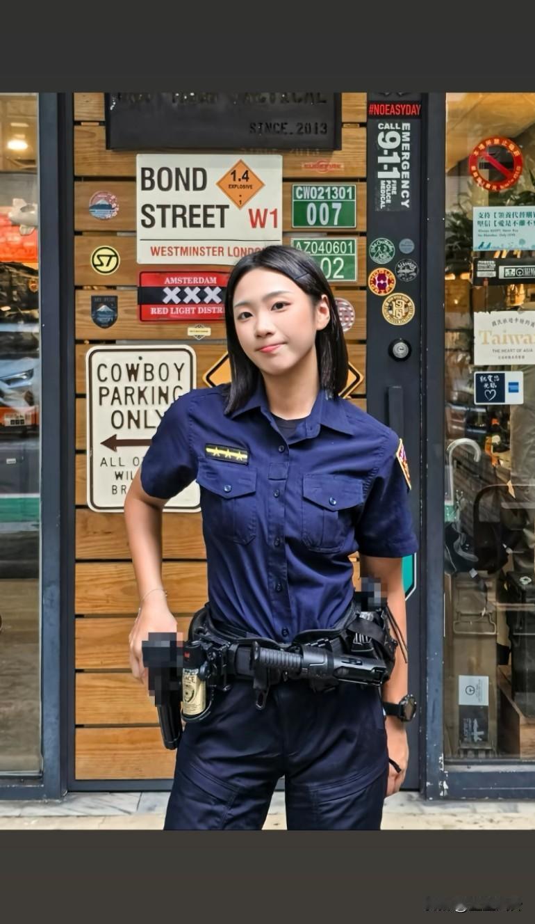 台湾女警是这样的: 先生不好意思，你有案件哦
长了一个气人的小模样，一线三星，警