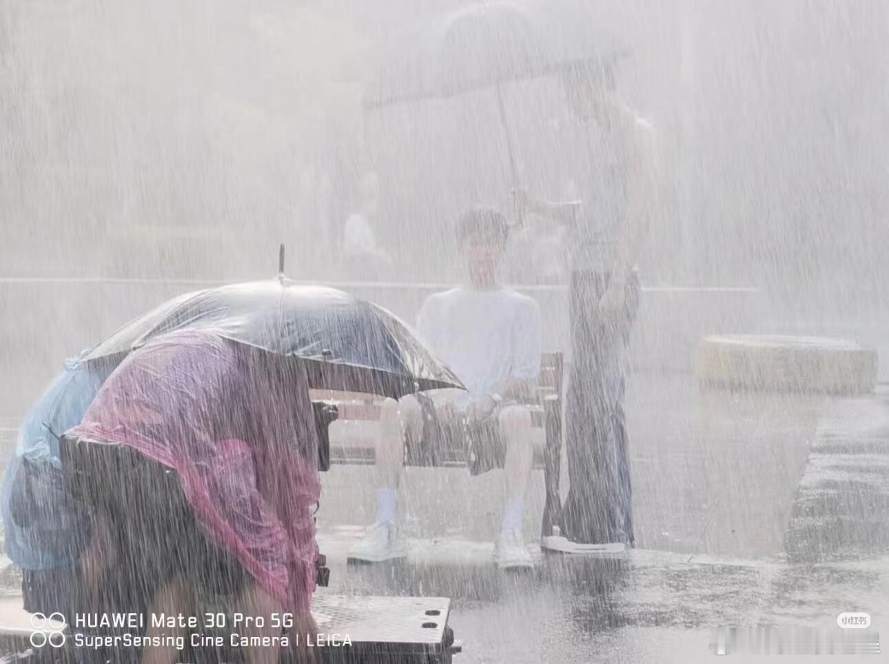 柴鸡蛋小号关注反梓渝这局部大雨，比依萍找她爸要钱那天还大，都看不清谁在给梓渝撑伞
