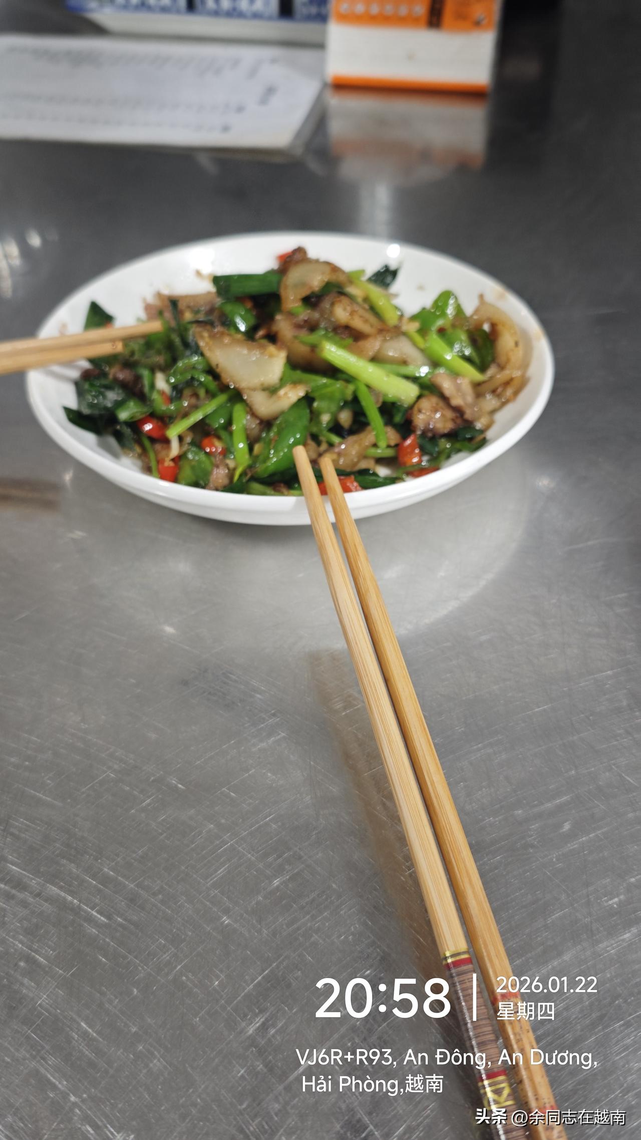 昨晚和两个同事来这家河南人开的面食店，一人点了一碗河南烩面，又炒了一个猪头肉。在