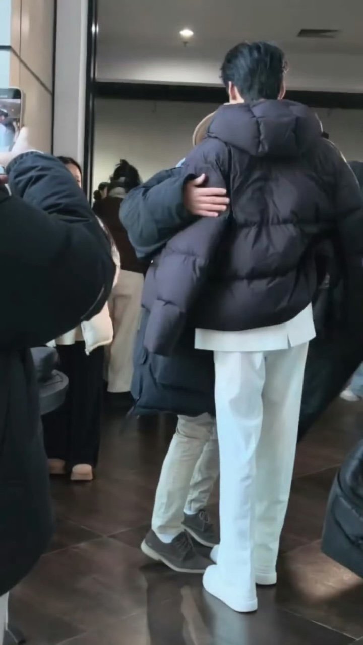 龚俊看到穆穆好惊讶龚俊和花少导游穆穆拥抱 看得出好惊讶哈哈哈！好大一声“你怎么在