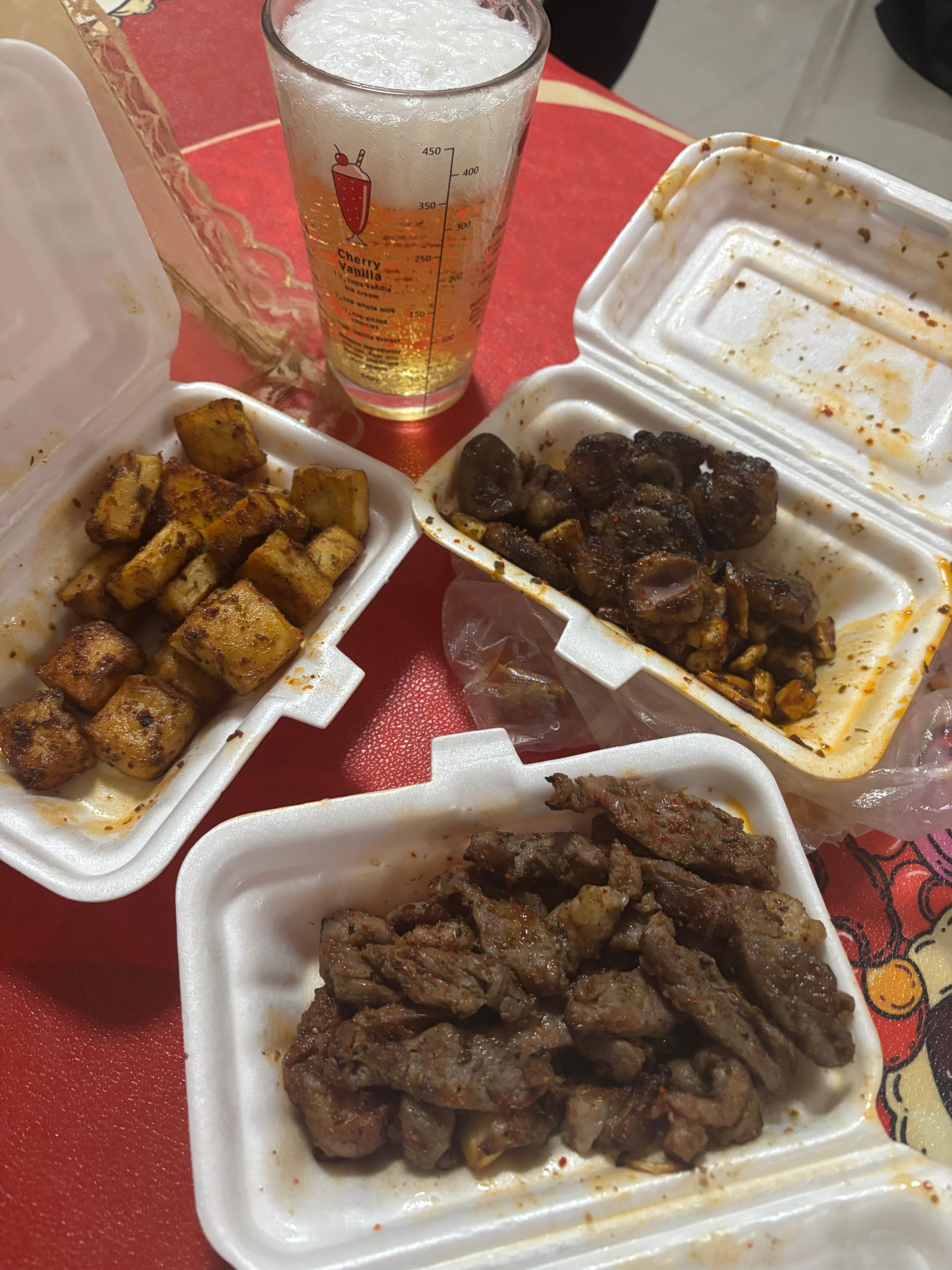 刚刚我跟我老公想吃烤串呢，就去一家饭店点了串，厨师估计正准备下班呢，说做不了了。
