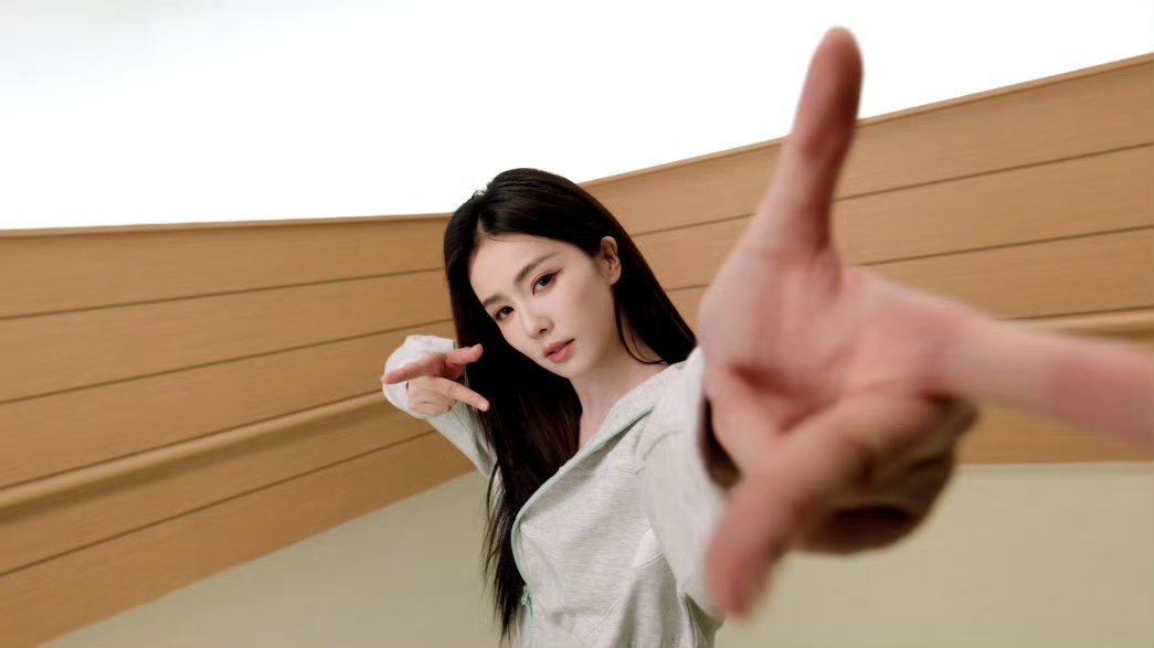 白鹿这个动作好帅！今天官宣李宁品牌代言人，摄影师好会拍！跟上白鹿新动态