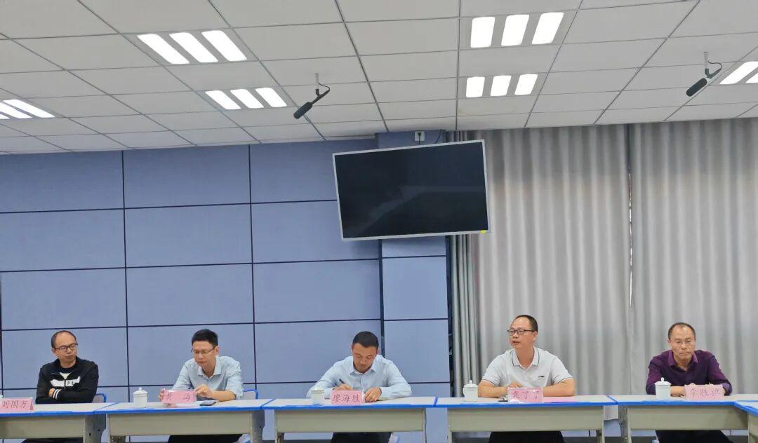 江西定南二中黄善俊老师退休欢送会
​        10月27日举行，袁了了副校