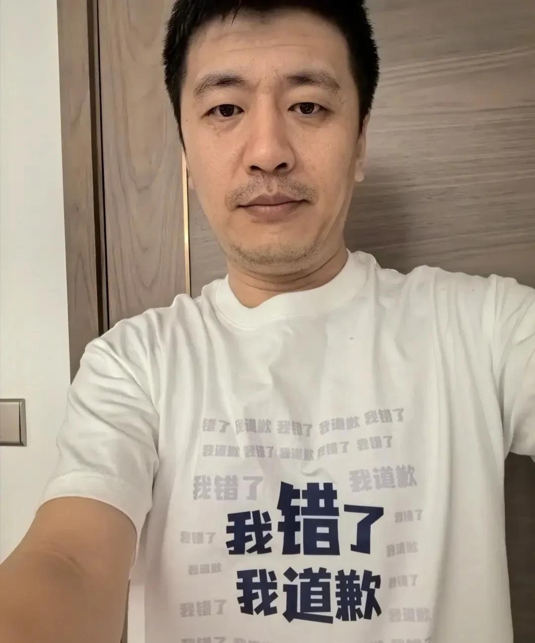 一天，记者问董宇辉：“张雪峰到底靠不靠谱？”  董宇辉笑着说：“我不够资历随意评