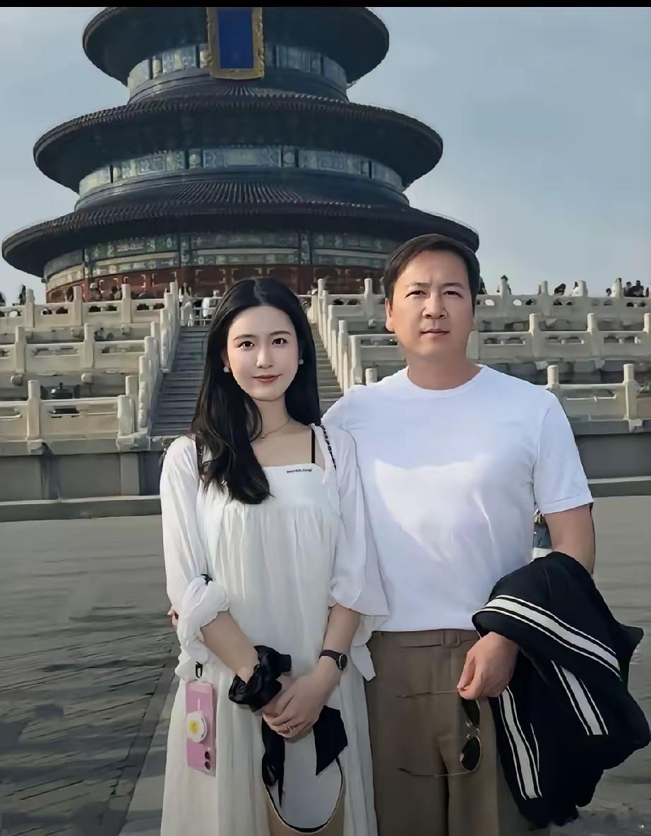 赖文峰与楚玲这对年龄相差20岁的夫妻，着实令人难以察觉年龄差距。赖文峰英俊潇洒，