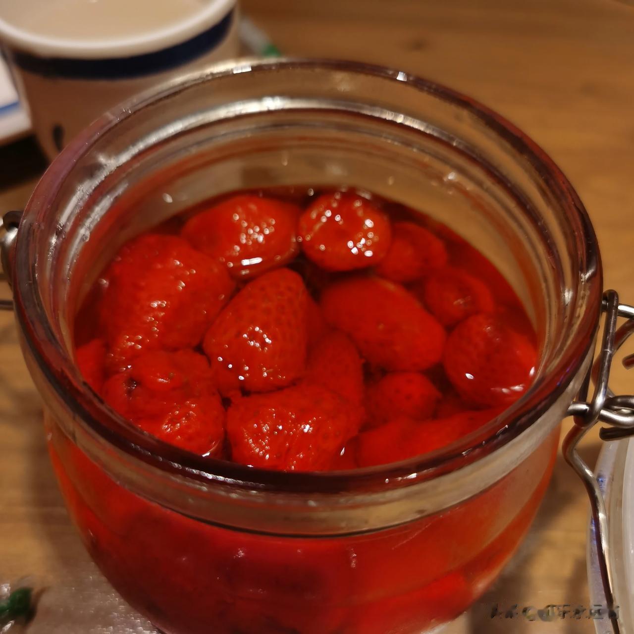 #秋日生活打卡记#
 冰糖草莓：酸酸甜甜的一罐，很可爱，味道不错就是太冰了