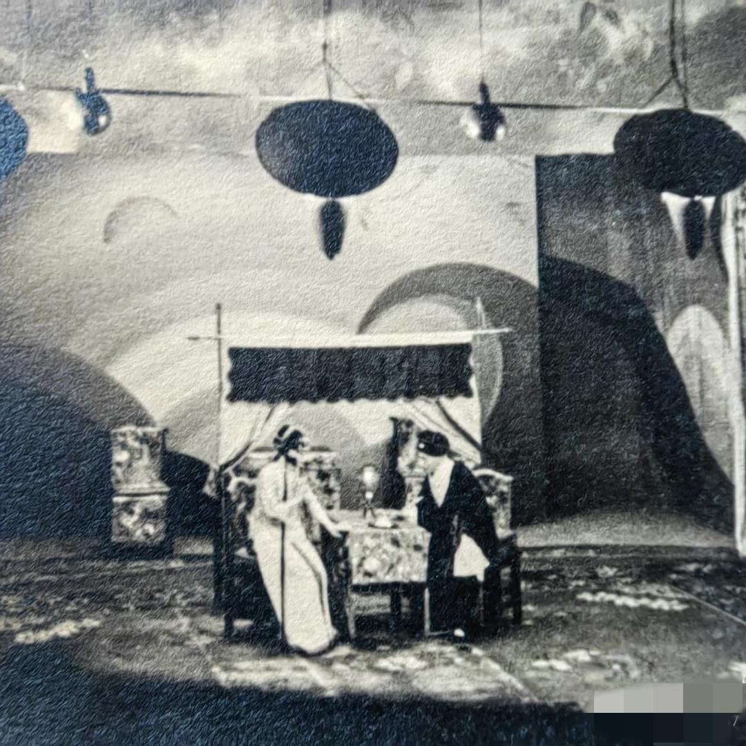 1925年，梅兰芳与孟小冬同台演出，一张罕见的留影，历经岁月流转，这张照片能完好