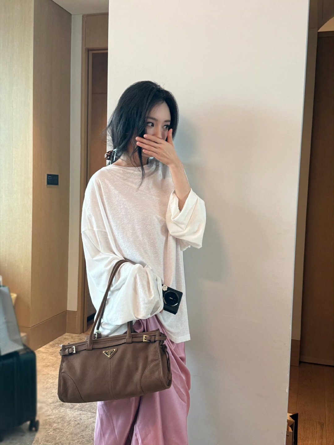杨幂与助理外出路透 自律且强大的杨幂女士，自律和工作都两不误看姐姐的月末来信～松