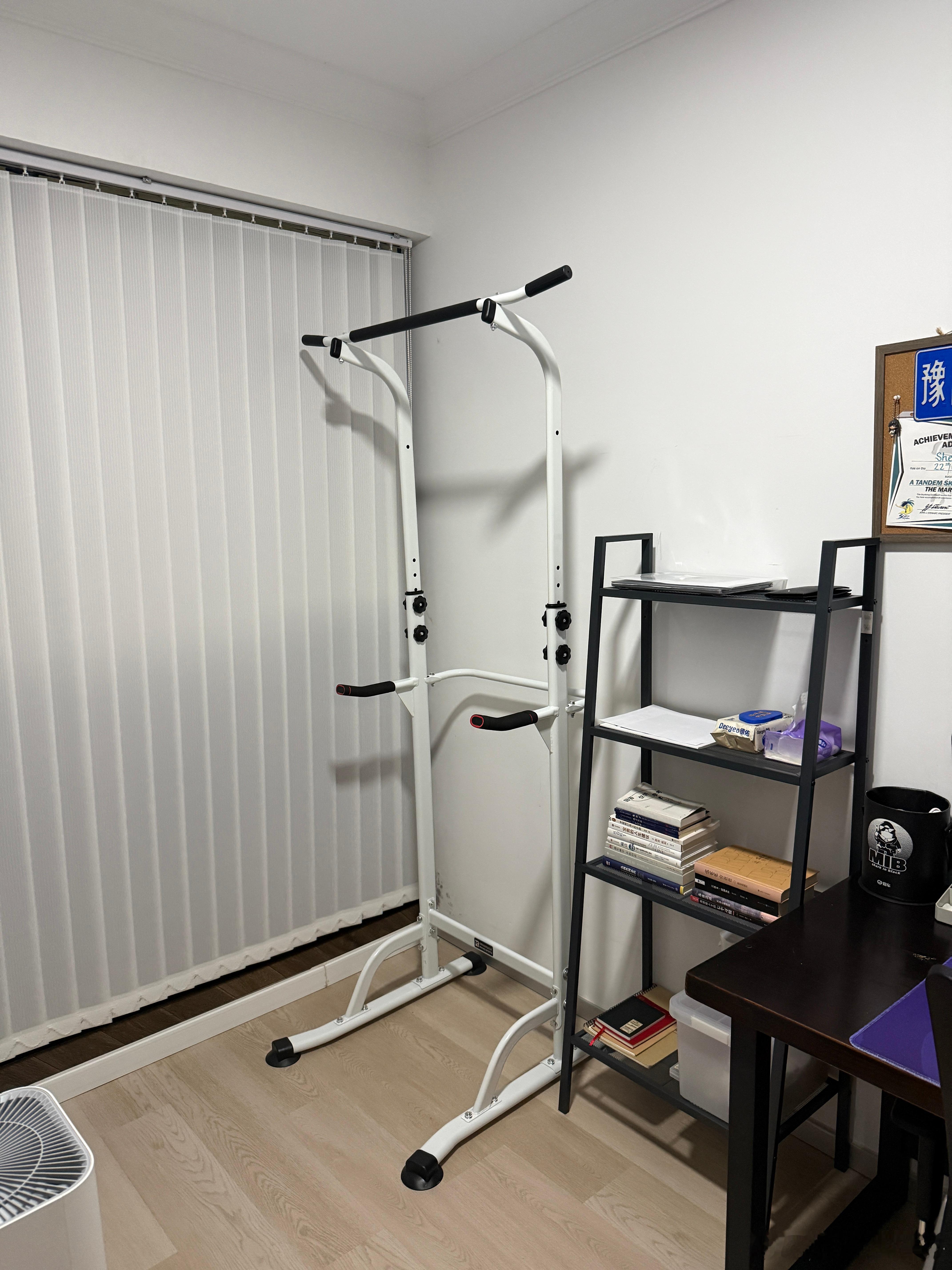 拼多多100元买个铁架子放电脑桌旁，剪片子累了就起来拉两下