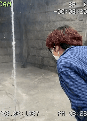 图一：猴子终于为自己火爆脾气，付出了代价！这一下好了吧，扯着了。
图二：男孩子也