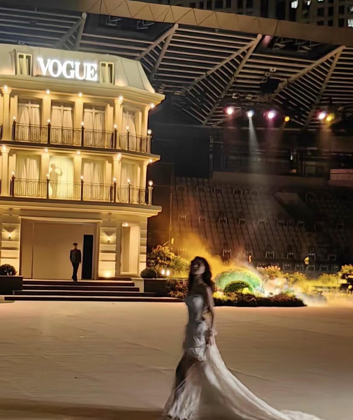 张予曦和毕雯珺同框了，不是剧里，是真·现场。
眼神一碰，衣服一搭，连笑都像排练过