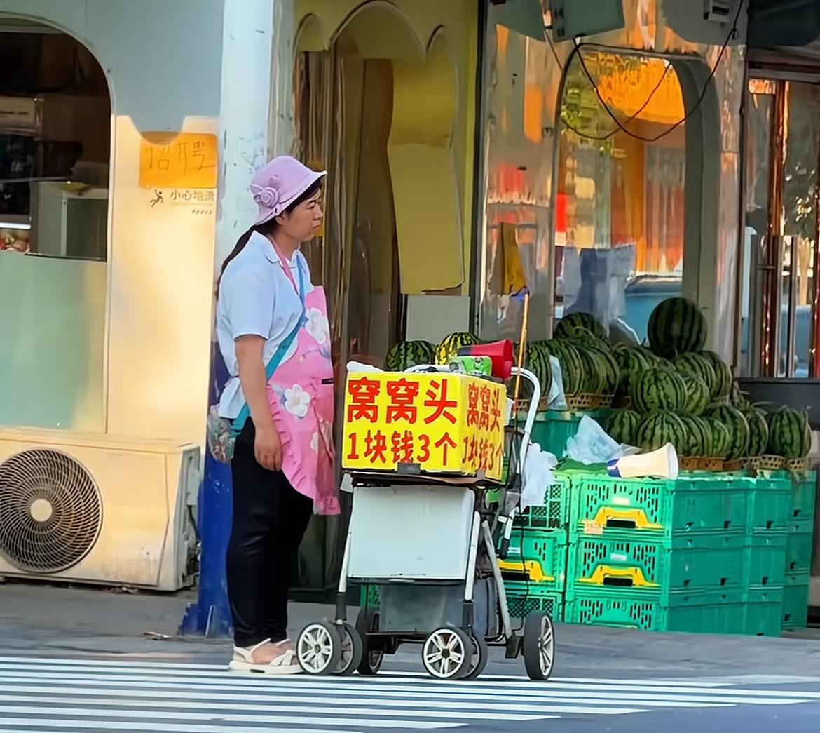 “窝窝头，一块钱四个，嘿嘿”
曾几何时，这个梗也是网络上最火的梗之一，时隔七年，