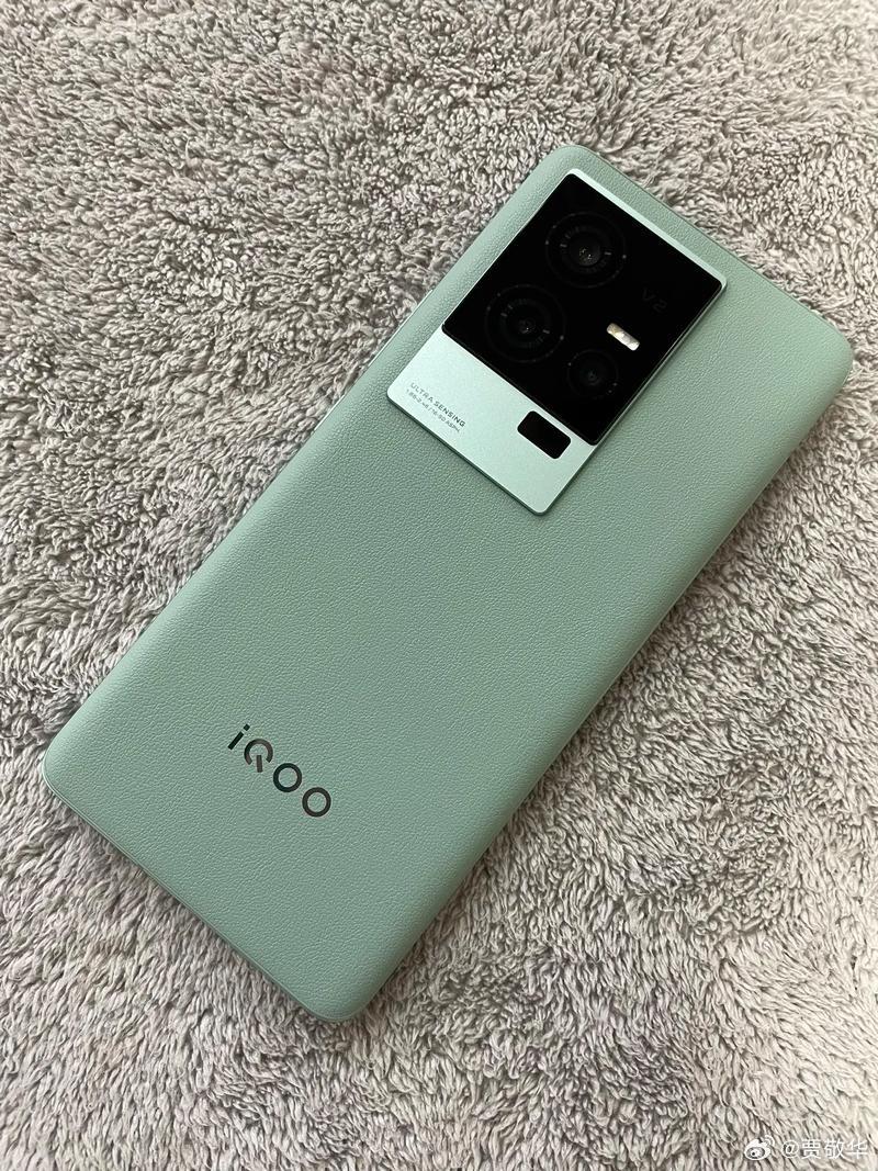 刚才给前几年的老款旗舰手机充电，5000mAh的电池当时感觉挺大了，充满电可以用