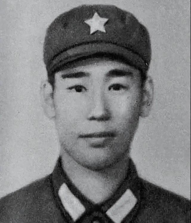 1979年，姜利民带着副班长，趁着夜色来到了越军阵地，副班长突然打开手电筒，越军