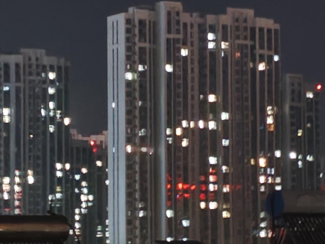 也不知道每扇亮灯的窗里都在干啥：说不定是大妈正端着热乎的排骨汤往桌上摆，爷俩蹲在