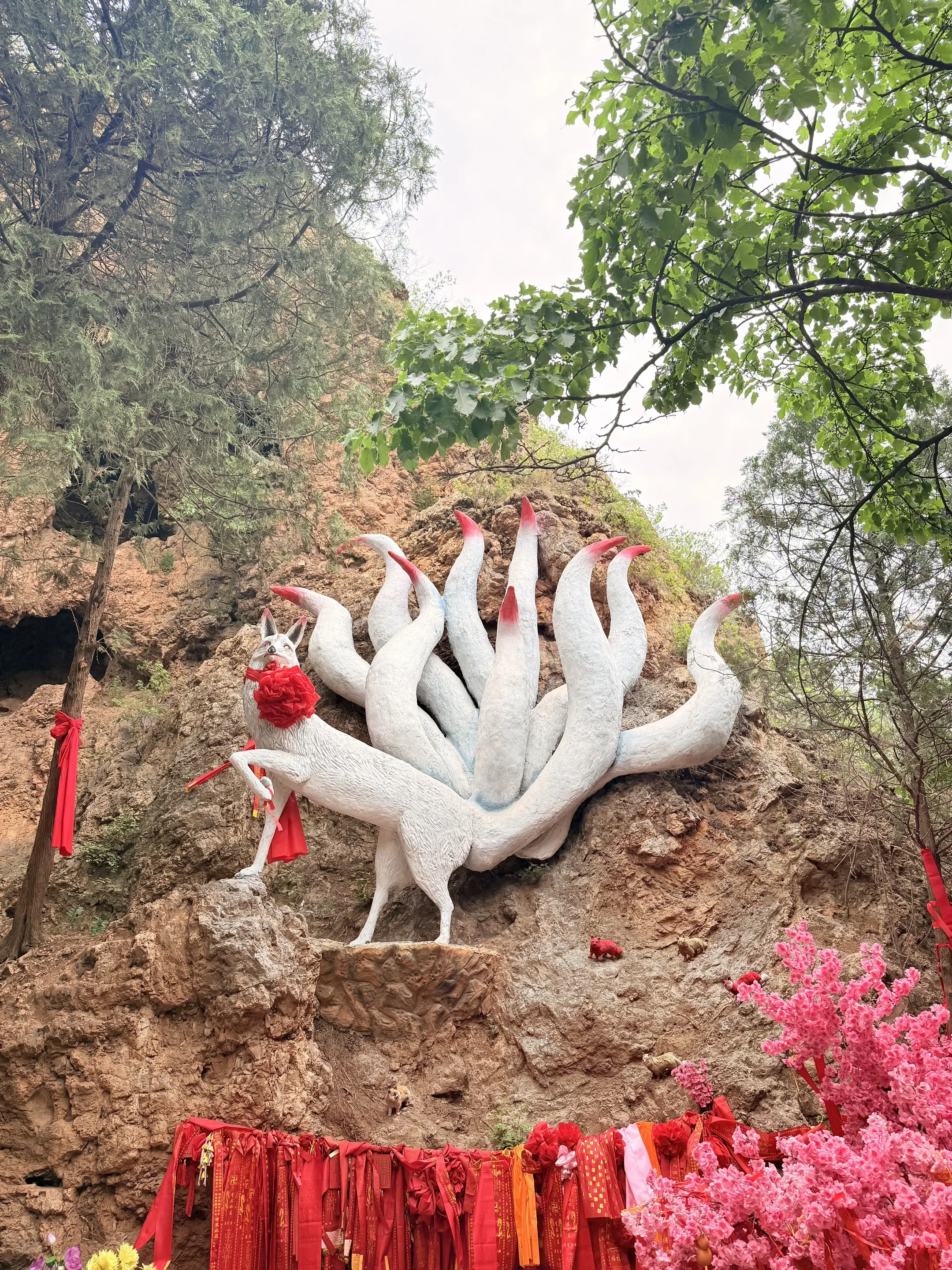 看不见的靠山，才是真正的背景。善行无声，自有千军万马护前程。倘若一个人...