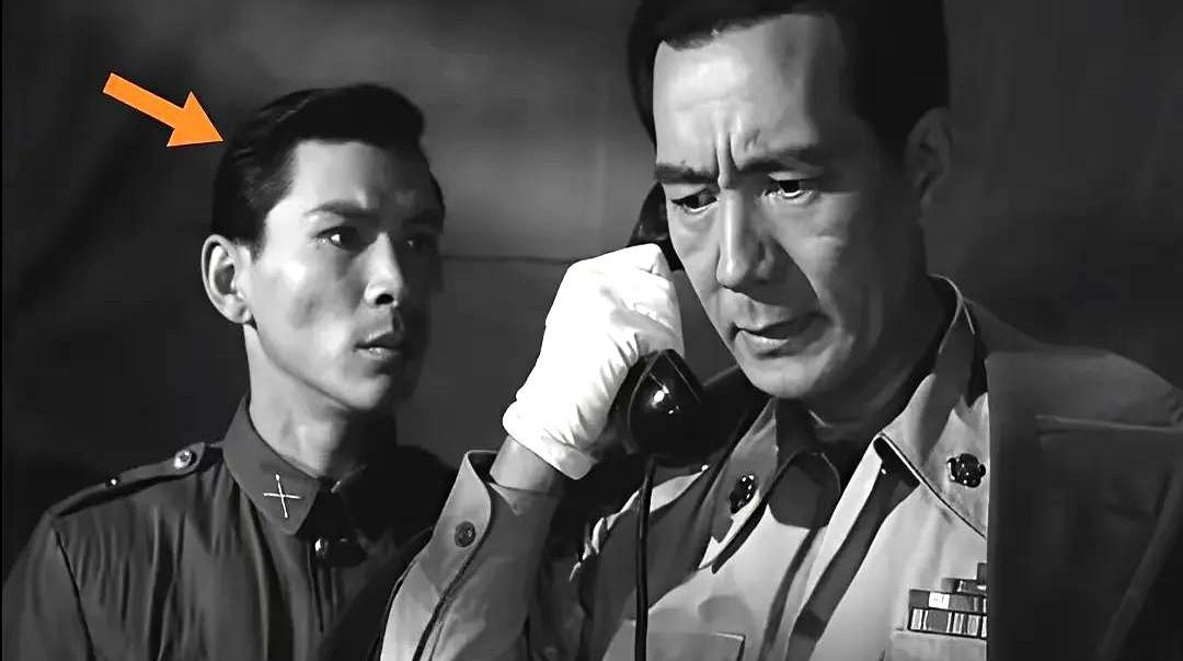 心跳漏了一拍。
七岁那年，影院黑暗里，那张脸——剑眉星目，制服笔挺。
我赌他是自