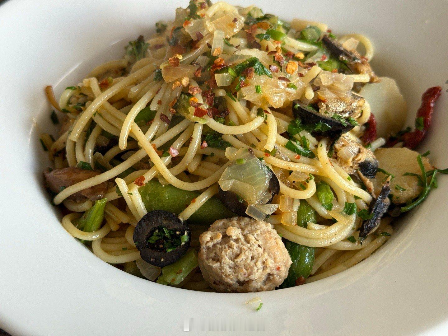 日复一日的工作日午餐。从周一到周五，我几乎天天都在吃这个。橄榄油意面，里面有红葱