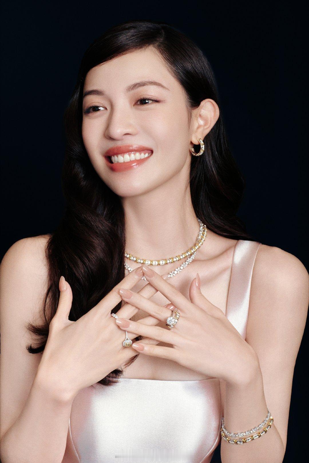 钟楚曦在自己美丽的脸上鼓捣什么呢钟姐也太会了！这次妆容依旧自己动手，清透精致又高