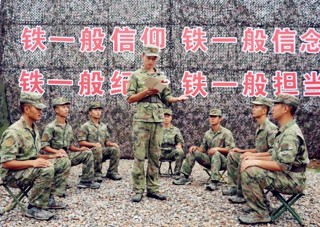 #铸剑中原[超话]##早安军营##原原说早晚安# 岁月峥嵘  不忘初心勋表在前，