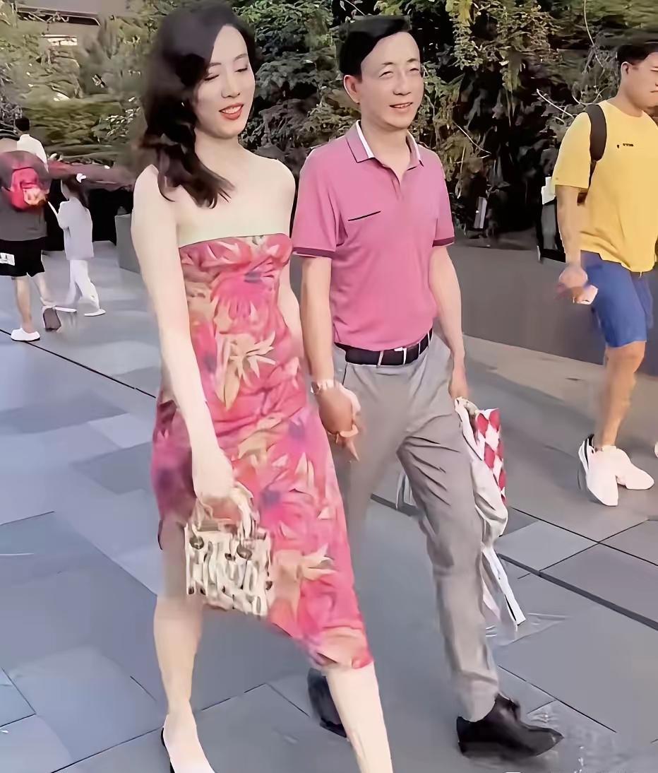 还记得太古里那俩“倒霉蛋”吗？逛个街被街拍毁一生，现在该不该立牌禁止乱拍？
 