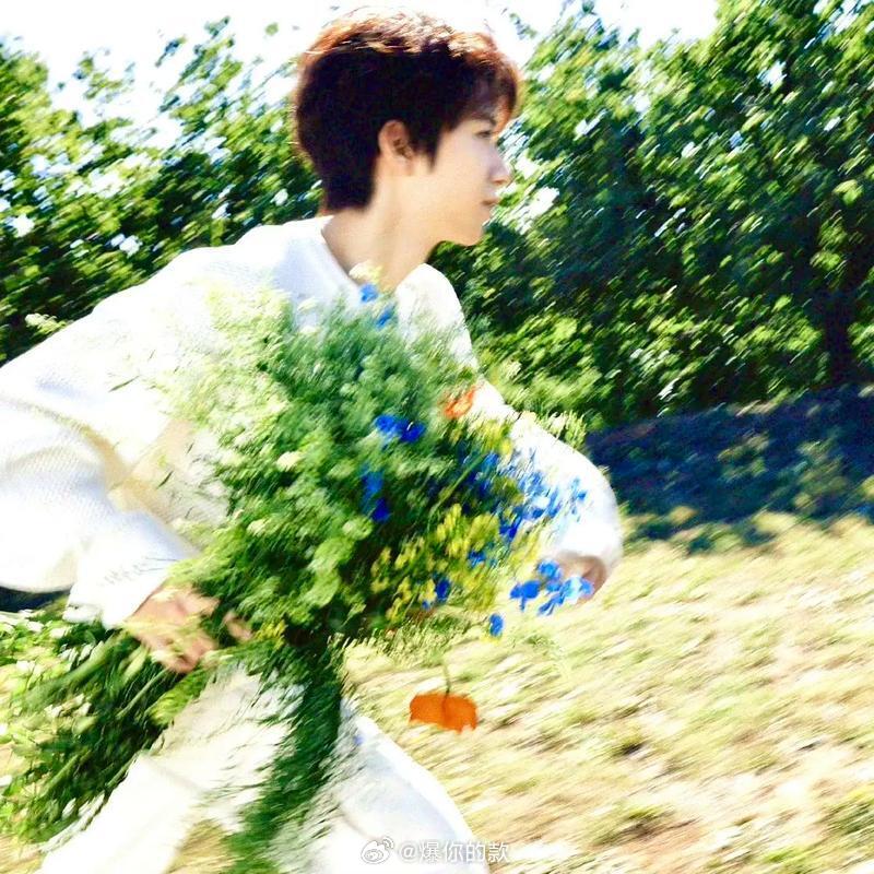 贺峻霖不知道我的身材很曼妙 贺峻霖用亲身证明：当舞姿足够抽象时，曼妙这个词会自动