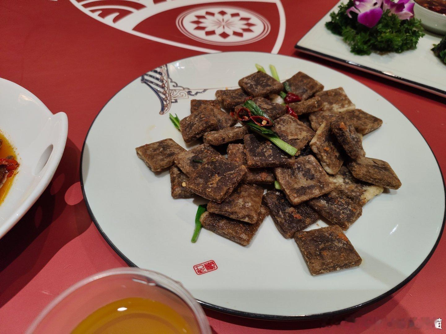 #草本集市##肥猫走南闯北##草本多美##草本cp# 蕨粑好次，蕨根淀粉做的；苋