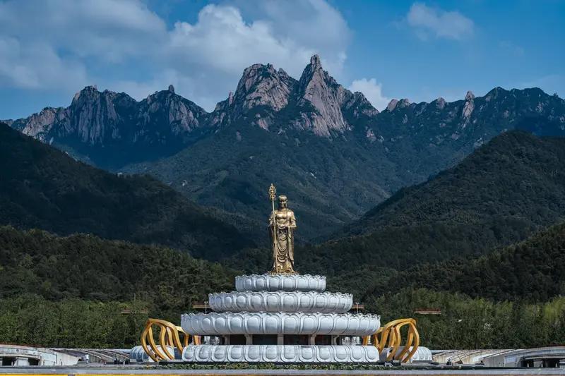 如何看待九华山边哭边磕头。从文化和信仰层面审视，女子于九华山边哭边磕头之举，或许