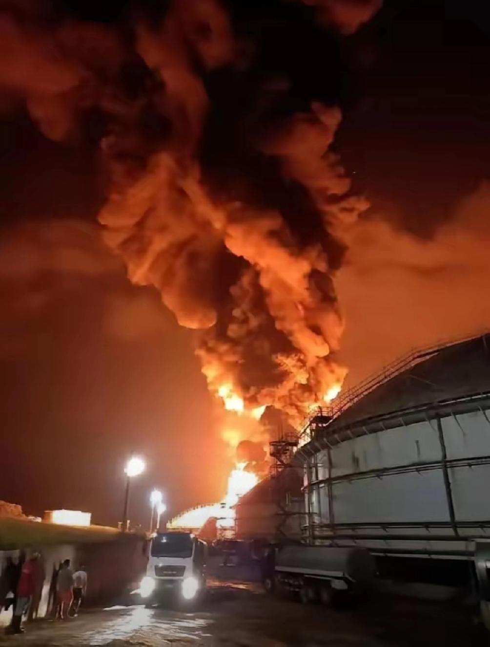 美以无底线伊朗玩命了！
美以联合袭击了伊朗石油设施。3月18日晚，伊朗革命卫队已