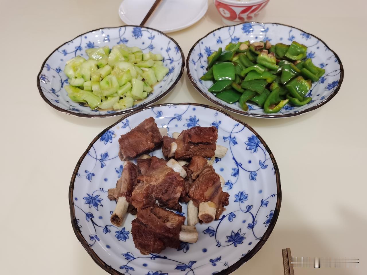 我认为宅家躺平，不想路上拥挤，景区看人头，如果想玩的话就选在五一或者十一之前去玩