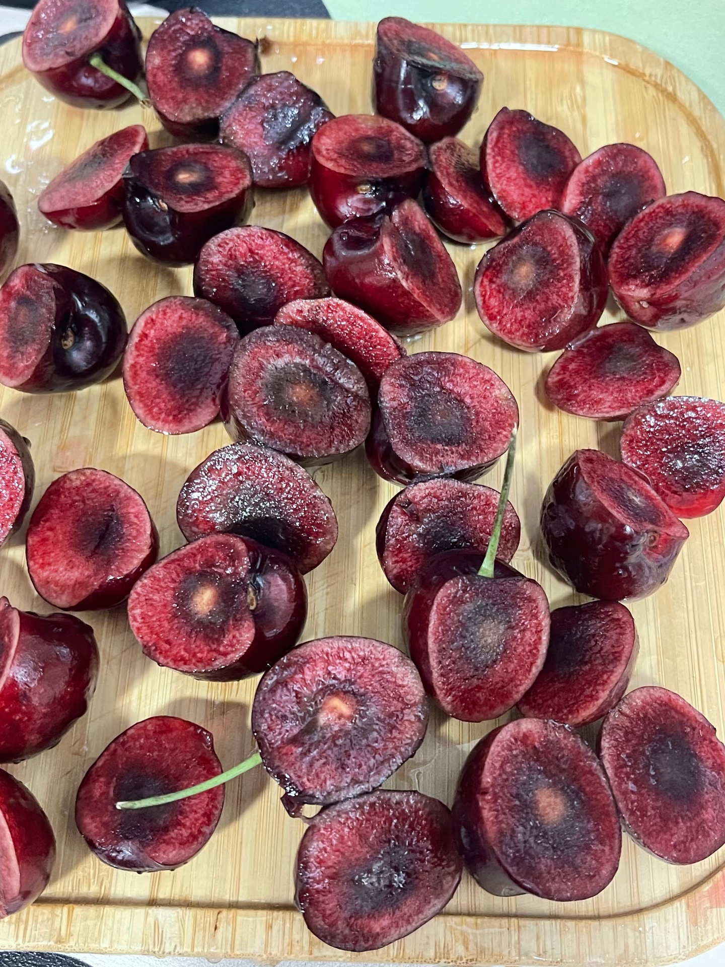 爱吃车厘子的人天塌了最近车厘子很火，火的原因居然是因为存在大量的烂心车厘子，今天