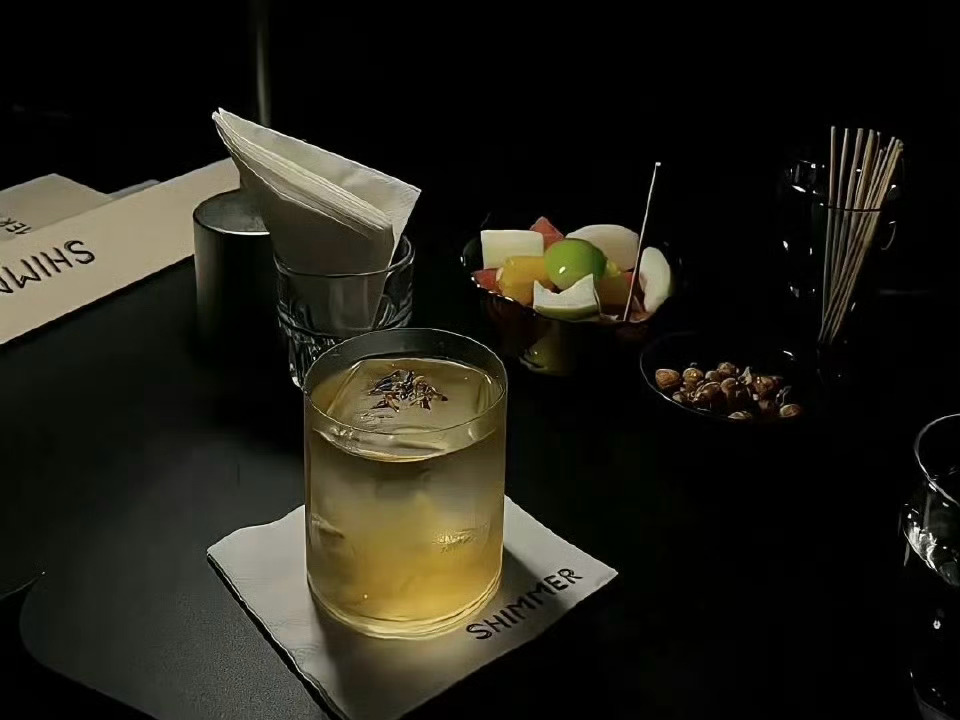 爱是在你看不见的地方忠诚于你 在没你的地方以你为约束. ​​​
