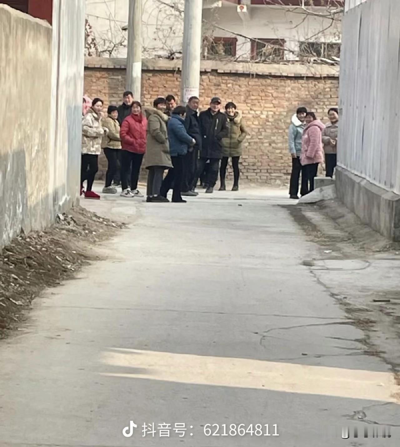 请问过年回家遇见这样的情景应该如何应对自如？[笑哭]