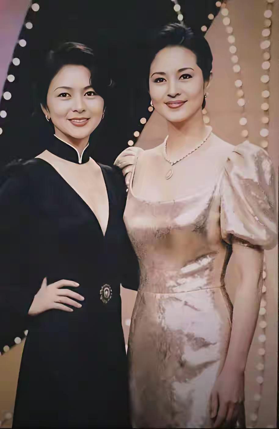 两位美女同框照
你们认识吗？
她们两个谁人美？谁人更加有魅力一目了然
我只认识其