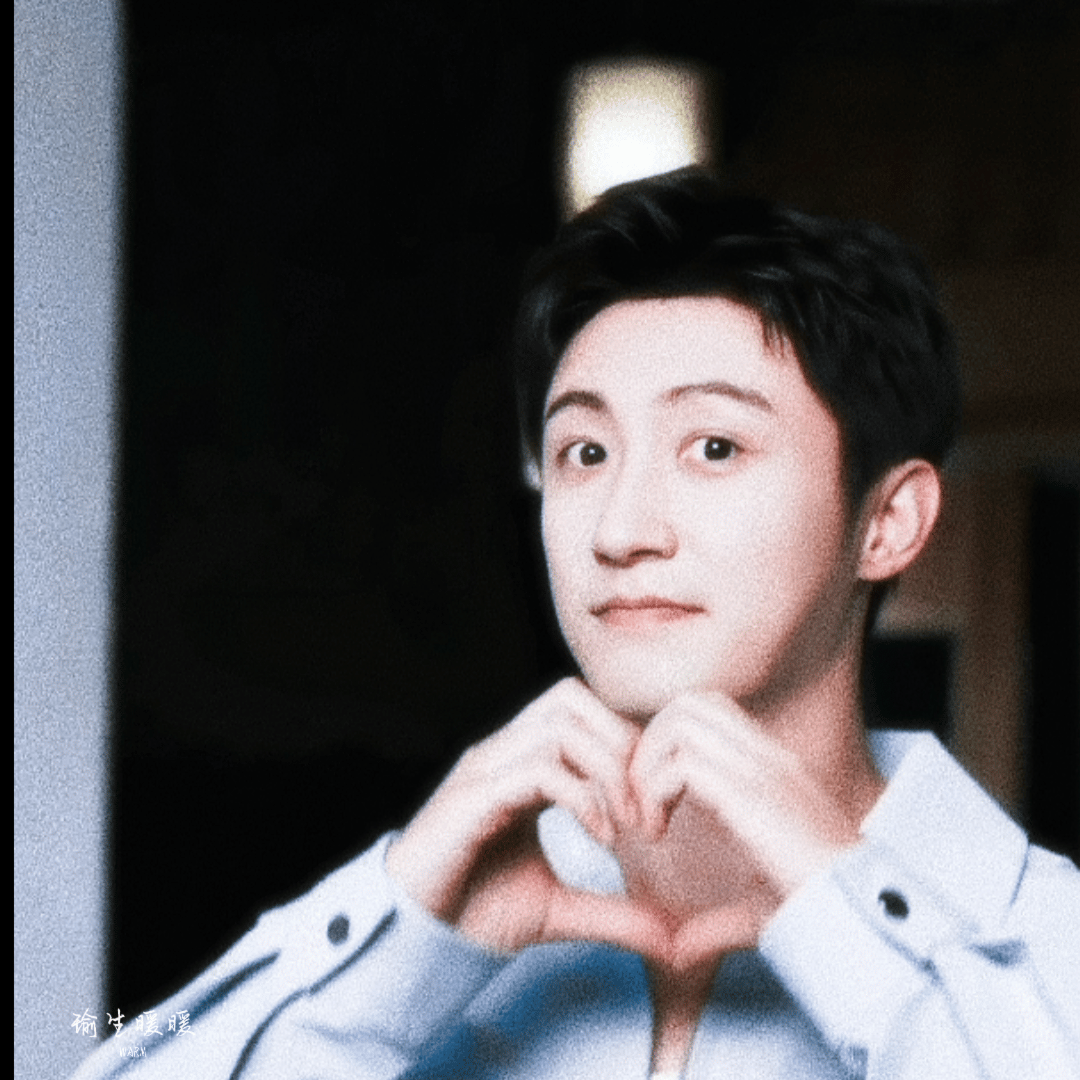 黄景瑜  动图gif✨这个奶呼呼的黄景瑜笑起来好甜呀🤗要不要拍个手势舞啊 哈哈