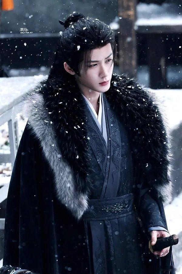 檀健次谢却山这脸哪是美貌，纯纯是内娱颜值卷王，高清镜头下帅得太不讲理，直接把同行