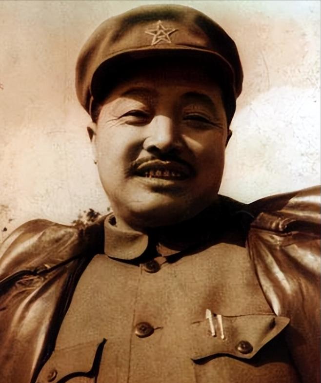 1954年，国务院开会，一位副总理端起茶杯，却发现杯子里是白开水。

左边的李富