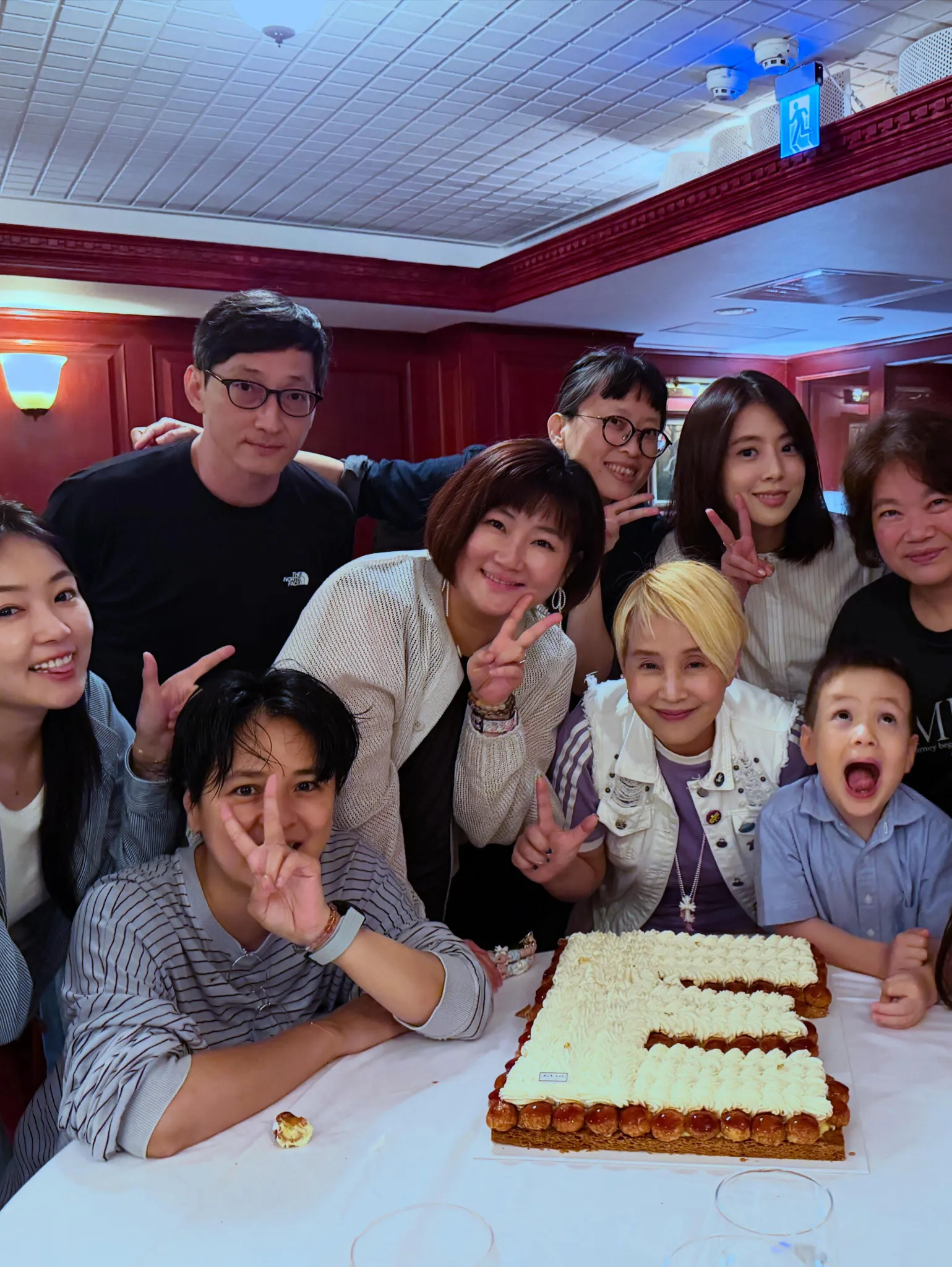 Selina、丁文琪、丫头现身李明依生日Party✌️（戴眼镜男的好像也演过什么