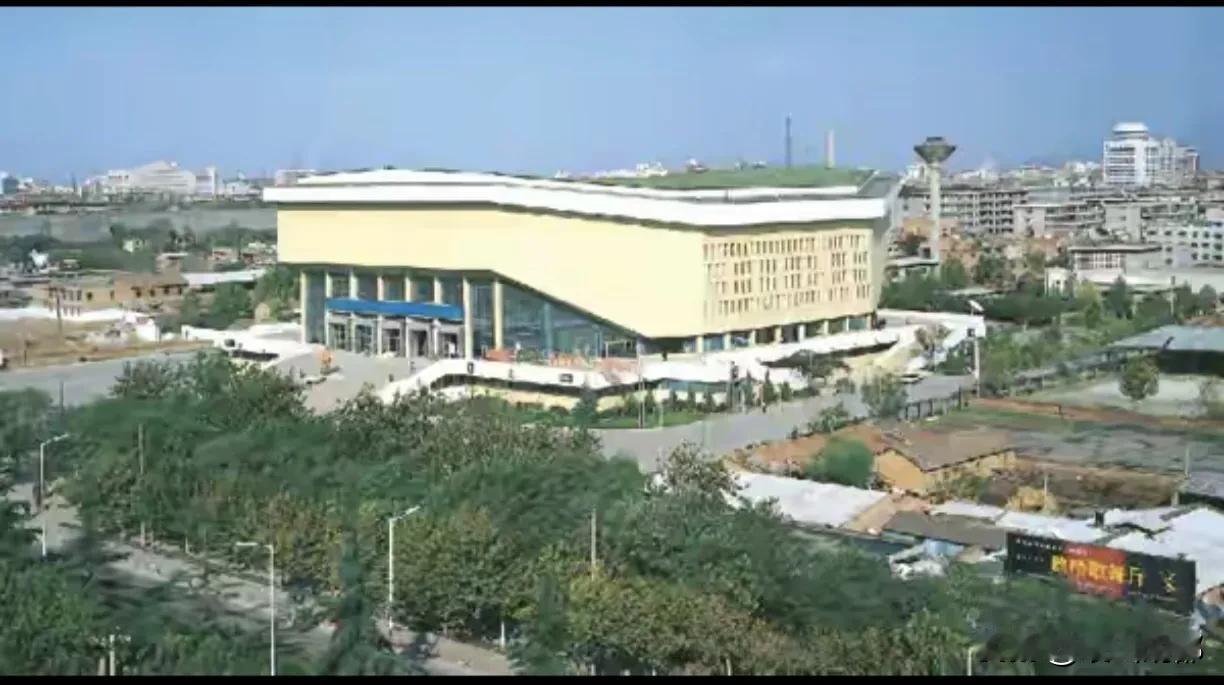 陕西体育馆，一个80年代座落在西安市南门外的巨型建筑，拥有8000个座席，虽然早