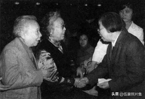 1984年，在“三八”国际劳动妇女节茶话会上，邓颖超同李伯钊(左一)、丁玲(左二