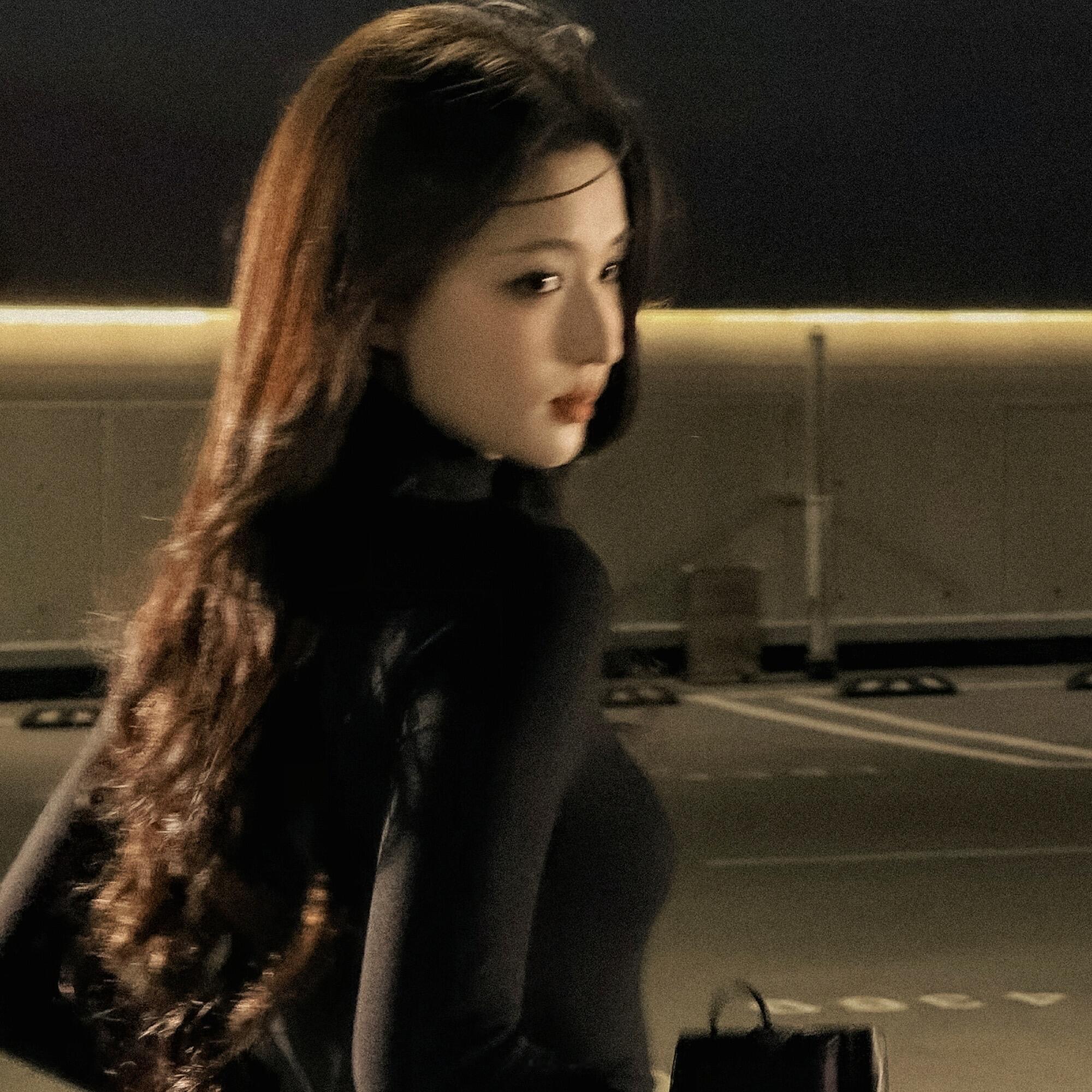 王楚然民国女主具像化 站在那里就是民国画报里走出来的。她低头整理袖口的动作很慢，