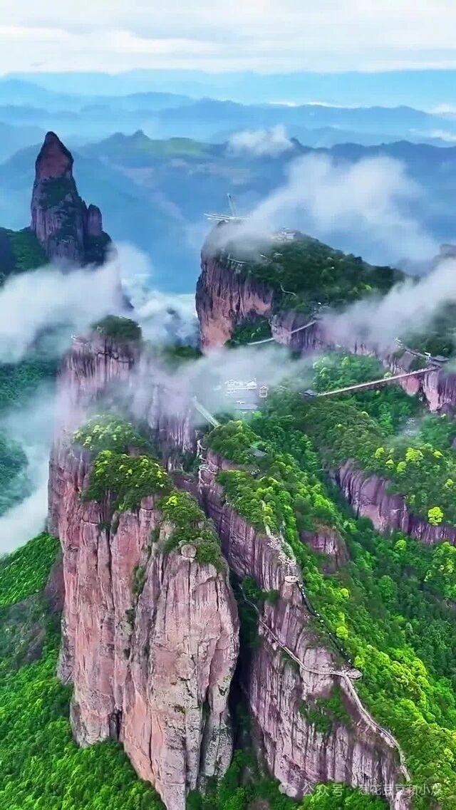 千帆过尽，方解油盐非易事。青丝变白，才知岁月不饶人。不必总盯着生活的缺口，多看看