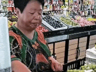 超市的水果可以尝尝，但是浅尝辄止，不能管饱，更要注意卫生，水果没洗就吃，吃坏了肚