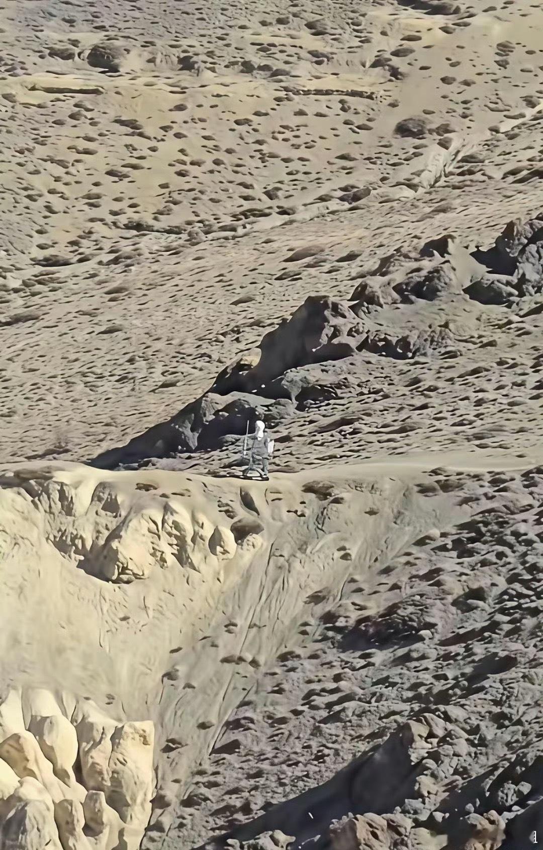 印度人疑拍到我国边防机器人站岗这个太帅了以前总是刷到边防战士被冻的或者风吹的脸通