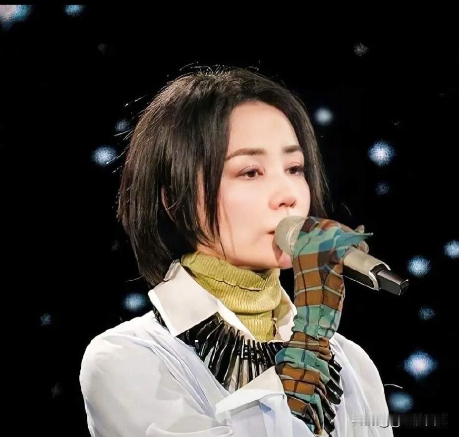 王菲为电视剧《主角》献唱的同名主题曲，此次歌曲融入戏腔和陕西方言，引发全网热议。